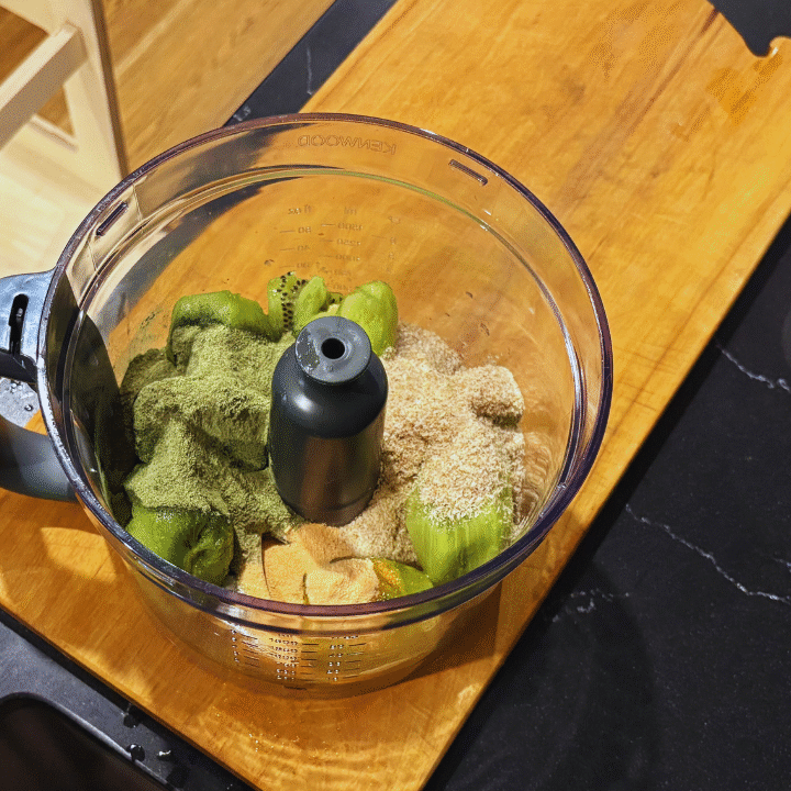 food processor with kiwfruit drink ingredients for better sleep