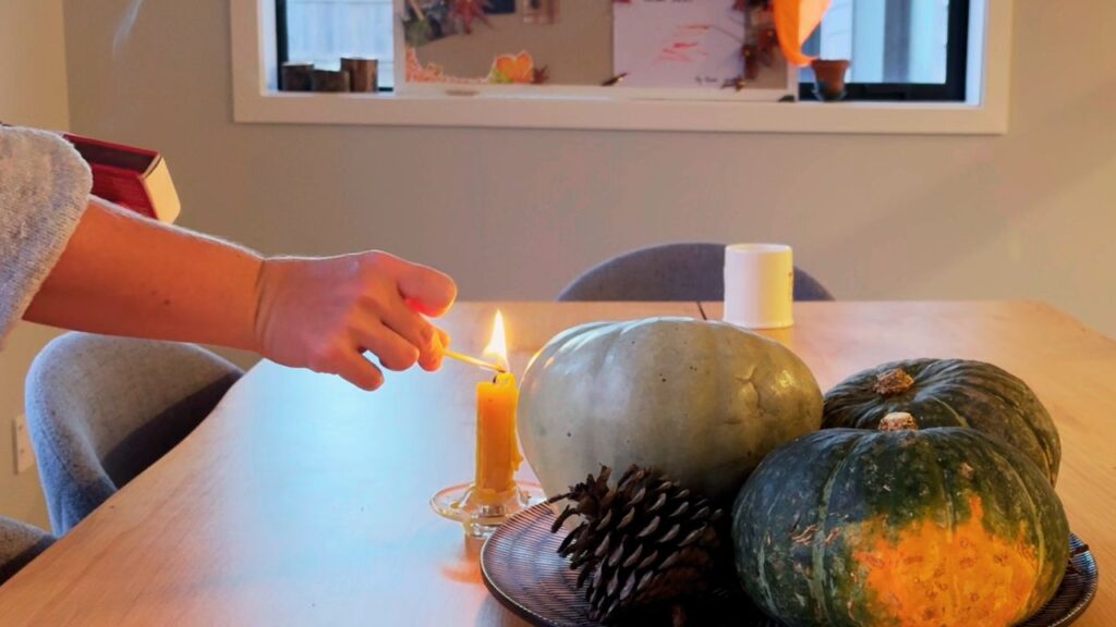 Autumn rhythm for preschoolers with seasonal harvest and candlelight